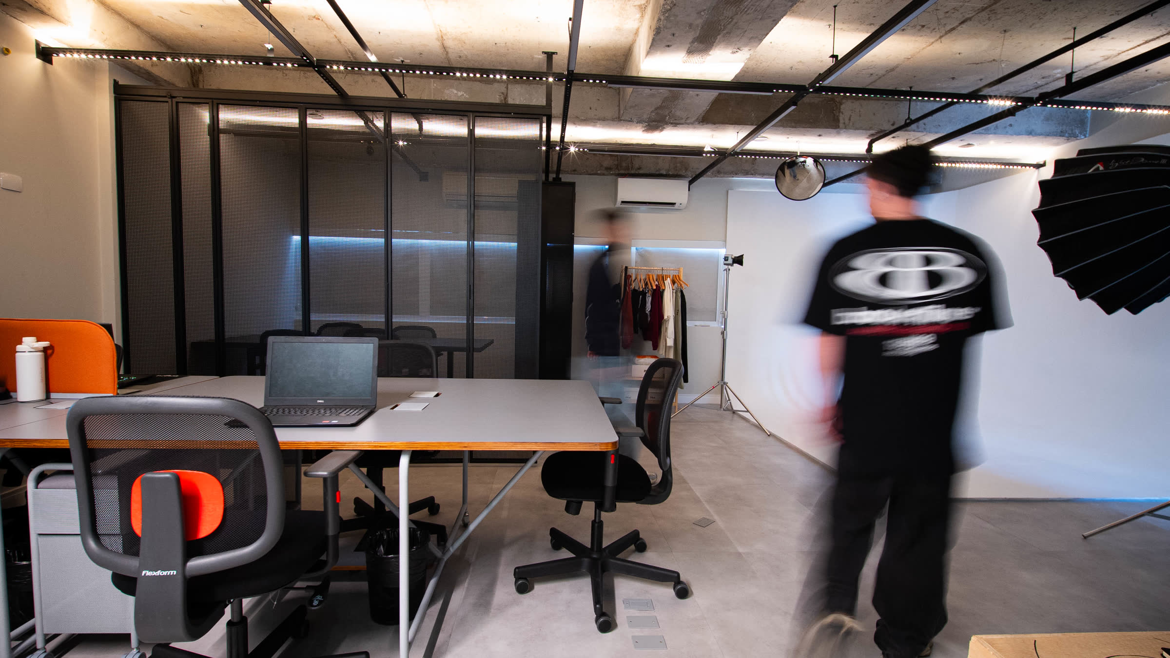Mesas compartilhadas do cowork MUV em uso