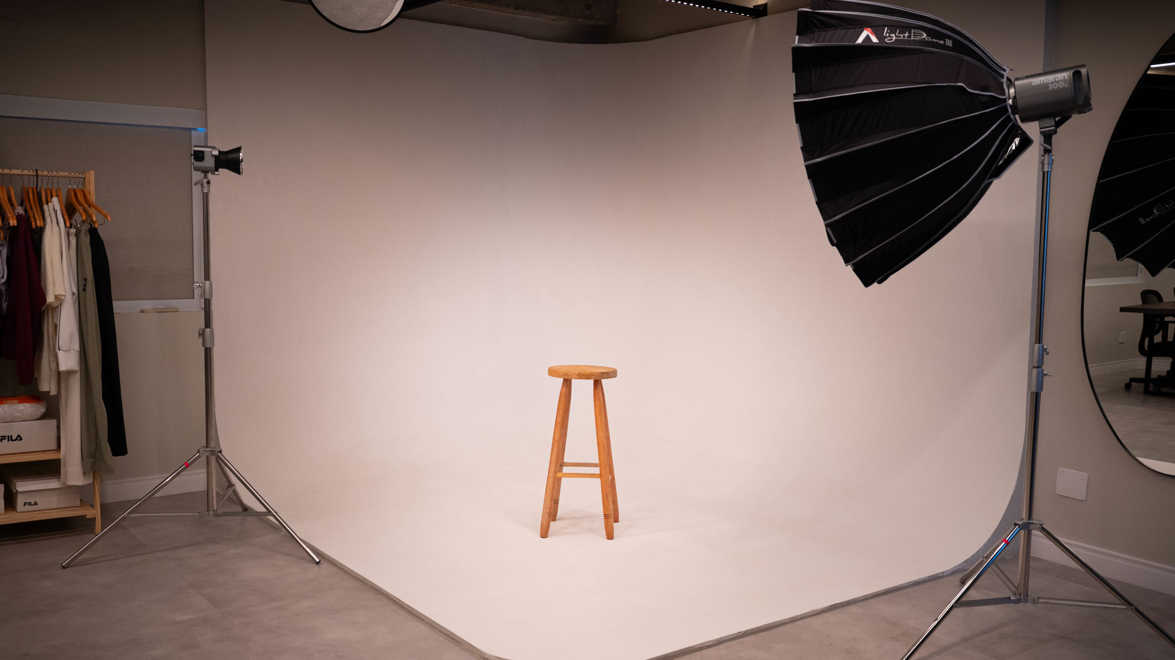 Ciclorama L-shape do estúdio MUV, com softbox montado