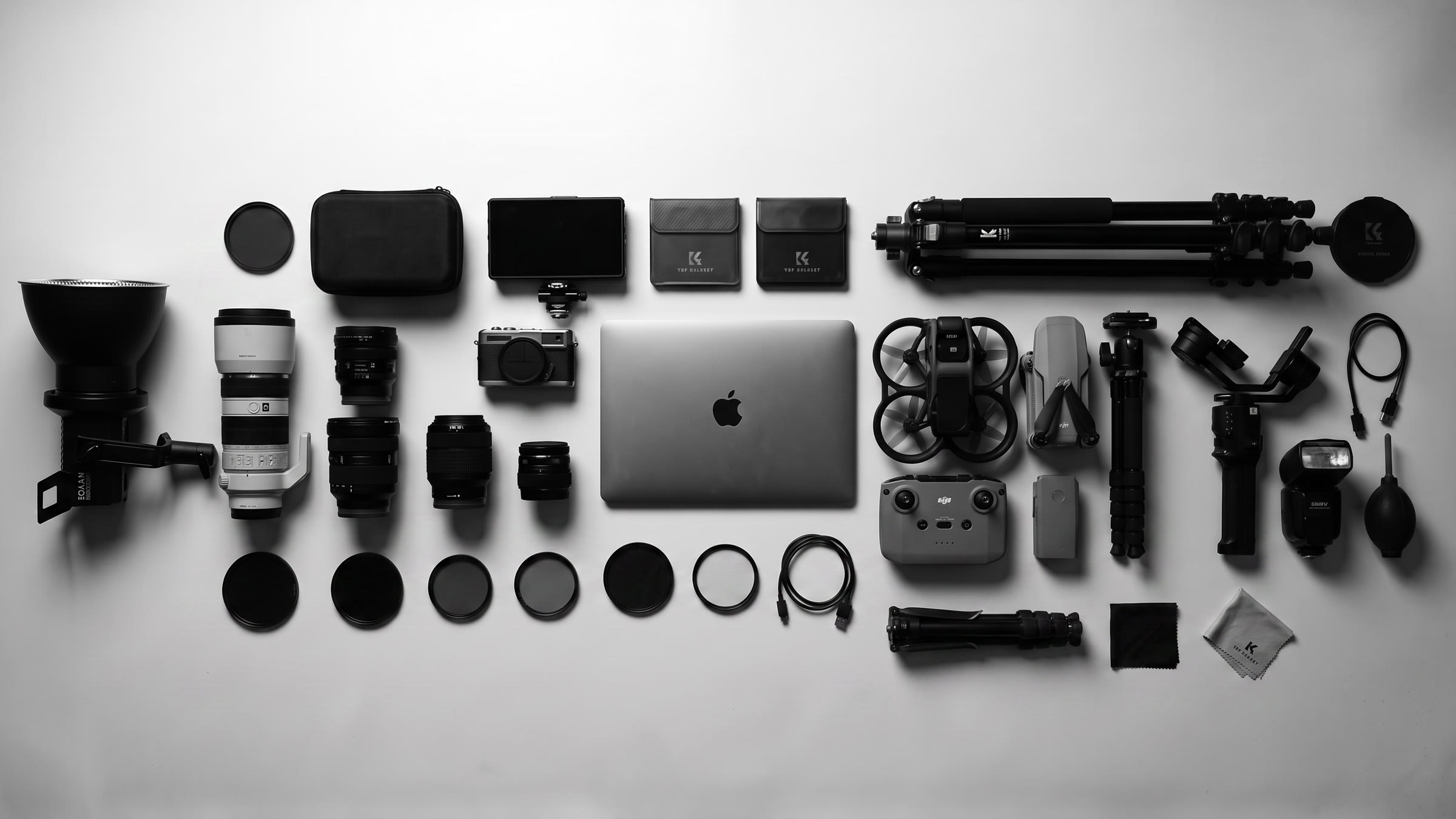 Equipamento de produção organizado: câmeras, lentes, drone e iluminação